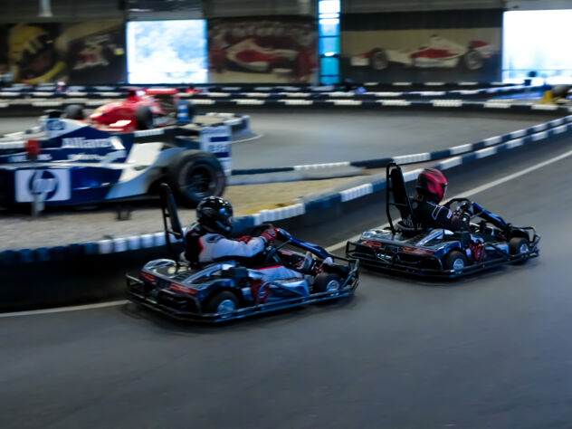 An F1-Rennwagen vorbeiziehen 