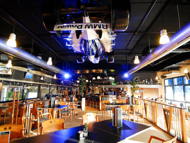 Sportlich speisen unter einem echten F1-Boliden