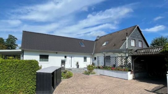 Kaltenkirchen:
Platz für zwei Generation! Einfamilienhaus mit modernem Wohnungsanbau!