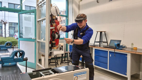 "Wissen zum Aufsetzen" AR-Brille unterstützt Azubis bei Maschinenbedienung