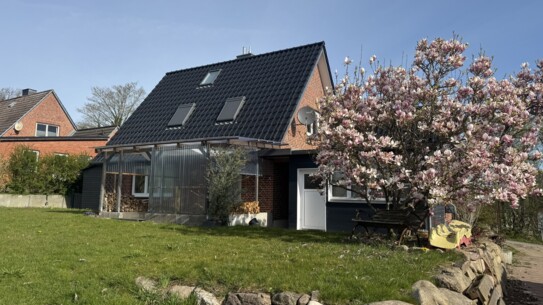 Saniertes und modernes Einfamilienhaus auf sonnigem Grundstück in Feldrandlage