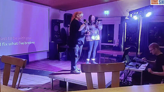 Ein Tag, eine Nacht, unzählige Songs... Kisdorf im Karaoke Marathon Fieber