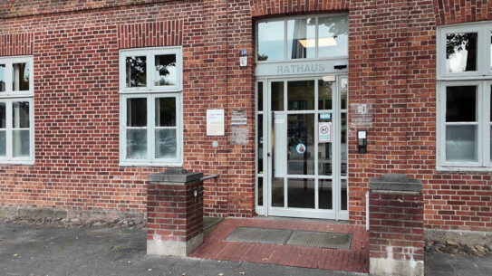 Hauptausschuss: Bad Bramstedt soll Schild „Kein Ort für Neonazis“ an Rathaus und Schloss anbringen. Wrage (CDU) fordert, auch Linksextremismus abzulehnen!
