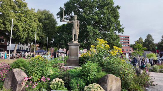 Volle Stände, viele Besucher beim Flohmarkt "Rund ums Schloss! Nächster Termin steht schon!