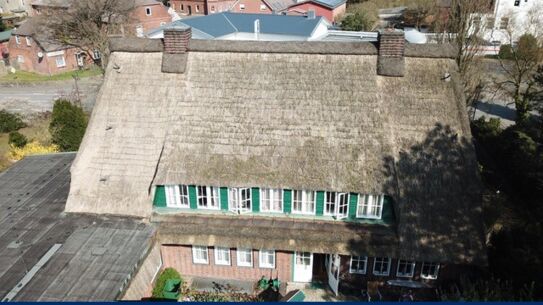 Imposantes Reetdachanwesen mit großzügigem Praxisanbau in 24594 Hohenwestedt
