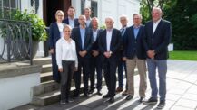 Der neugewählte NORDMETALL-Vorstand: v.l. Sonja Neubert, Dr. Hendrik Coldenstrodt, Robert Dreves, Anna Blumenberg, Danyel Temizkan, Dr. Stefan Nehlsen, Dr. Nico Fickinger, Folkmar Ukena, Bernd Hartmann, Robert Focke. (Foto: Ch. Augustin)