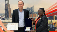 NAH.SH-Geschäftsführer Dr. Arne Beck nimmt den Special Recognition Award von Renée Amilcar, UITP-President, entgegen.