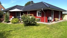Modernes Einfamilienhaus im skandinavischen Stil mit sonnigem Garten