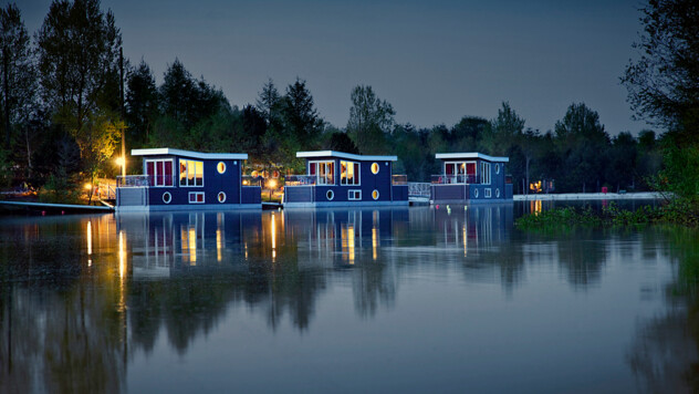 10 Hausboote ankern auf dem Center Parcs See