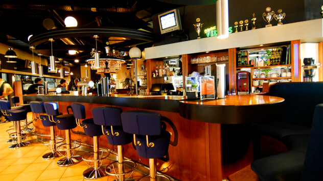 Fachgespräche an der Bar