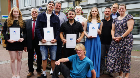 Die frisch in den Gesellenstand erhobenen Maler und Lackierer der Innung Segeberg samt Ausbilder und Innungsvertreter.