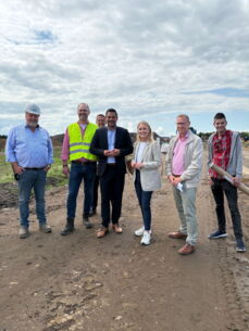 Bürgermeister Marc Trampe stellt das Projekt Staatssekretärin Julia Carstens vor (beide Bildmitte). Foto: Gemeinde Rellingen