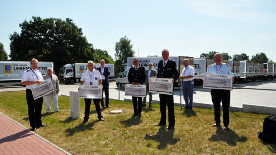 Große Spendenübergabe dank Kooperation zwischen Feuerwehren und EDEKA Nord