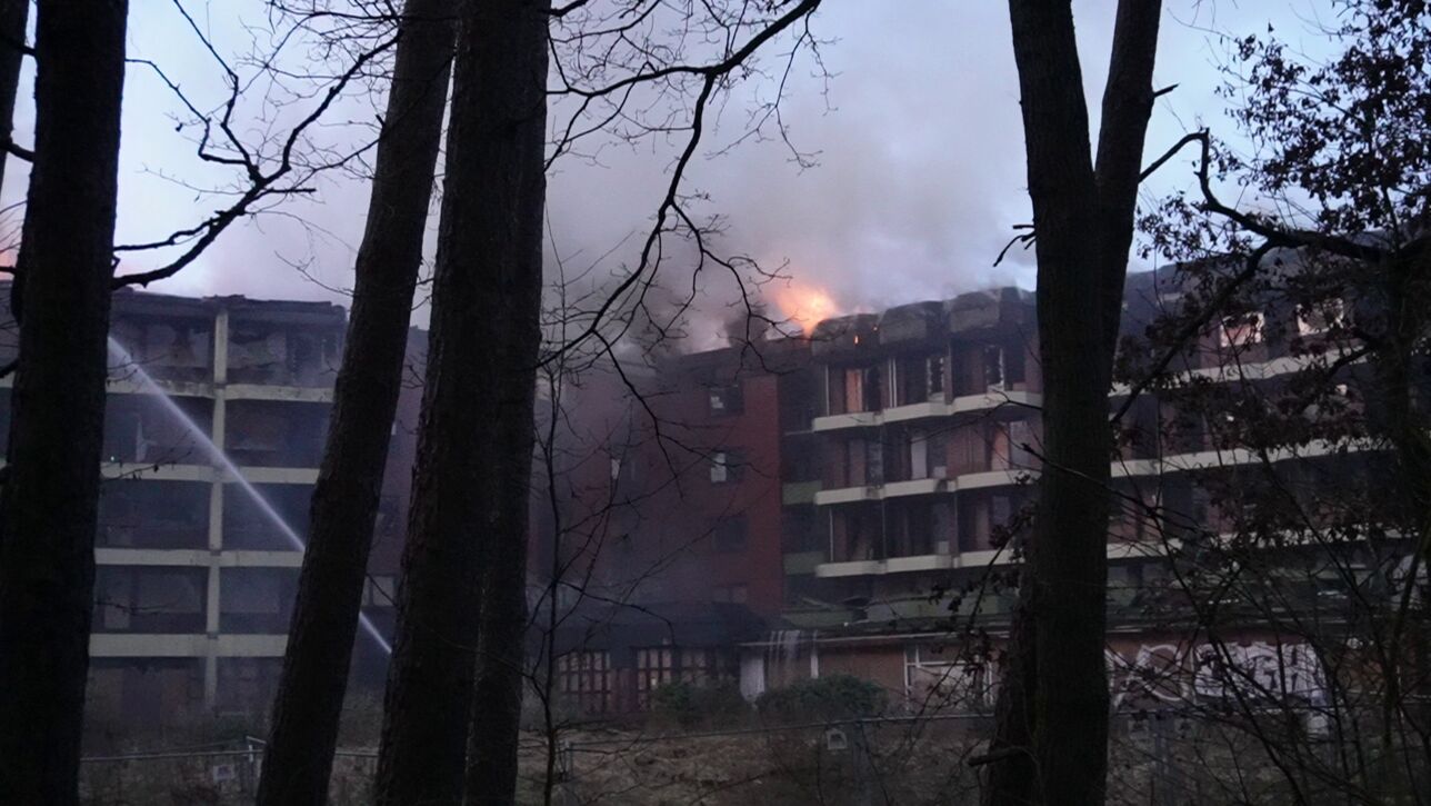 Hotel-Ruine Gutsmann stand in Flammen