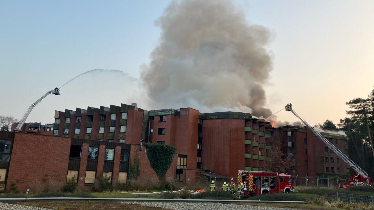 Hotel-Ruine Gutsmann stand in Flammen