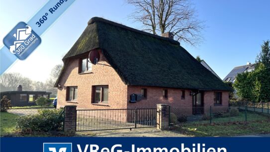 Heiligenstedtenerkamp: Reetdachkate mit zusätzlichem Wohnhaus auf großzügigem Grundstück