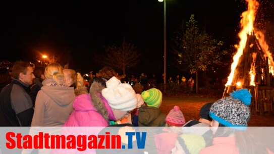 Kinder und Eltern brechen auf zum Laternenlauf