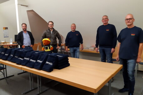 rekord-fenster+türen spendet Duschhandtücher für Feuerwehr Dägeling