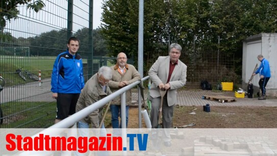 Erster Spatenstich für neuen Kunstrasenplatz